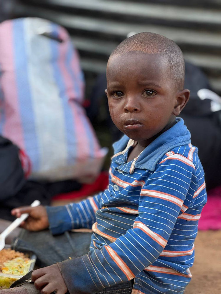 أنتوني وودلاند يقدّم وجبات ساخنة لـ38 يتيمًا في دار «Jesus’ Helpers Children Home» في نيروبي، كينيا 🇰🇪 – حاملًا الطعام والأمل ورسالة «الله يدعوك» إلى أطفال حي ديب سي العشوائي الذين لم يأكلوا كما ينبغي منذ أسابيع.