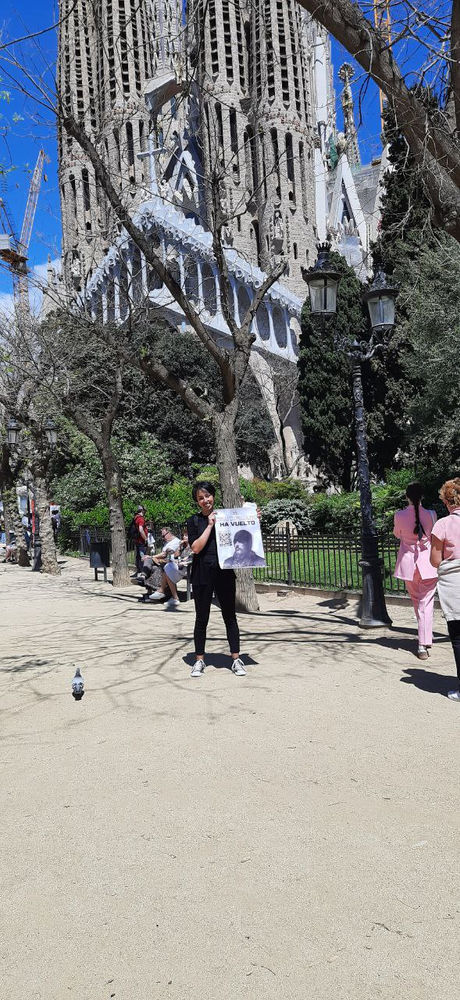 des gens diffusent des tracts annonçant qu’Abdullah Hashem est le nouveau pape