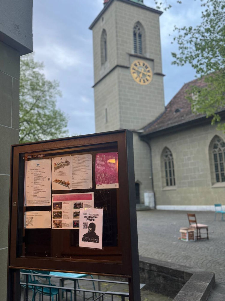 tract devant une église indiquant qu’Abdullah Hashem est le nouveau pape