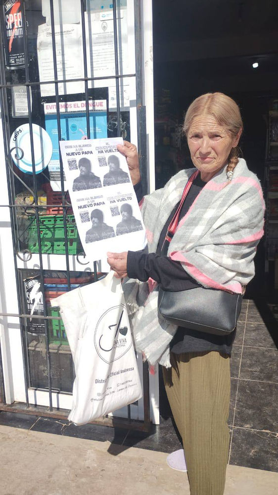 des gens diffusent des tracts indiquant qu’Abdullah Hashem est le nouveau pape