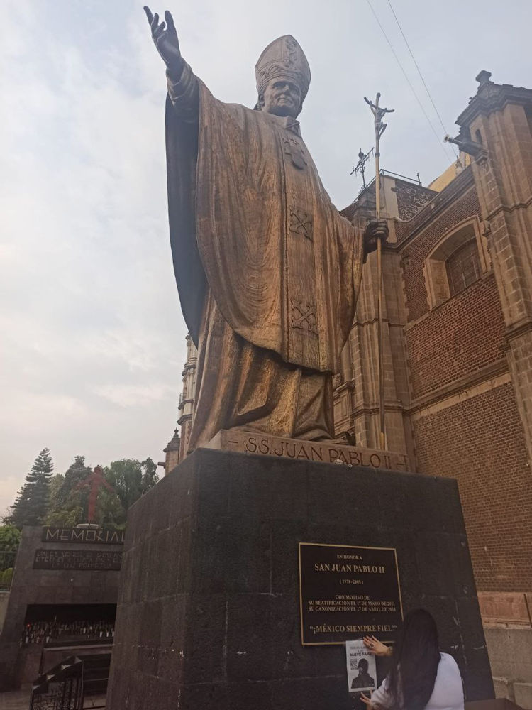 tract du nouveau pape sur une statue