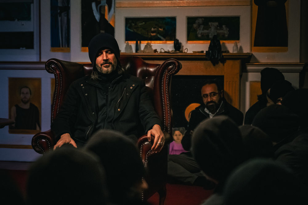 Abdullah Hashem assis sur une chaise au milieu de la foule