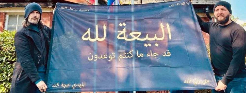 Abdullah Hashem Aba Al-Sadiq levant un drapeau noir