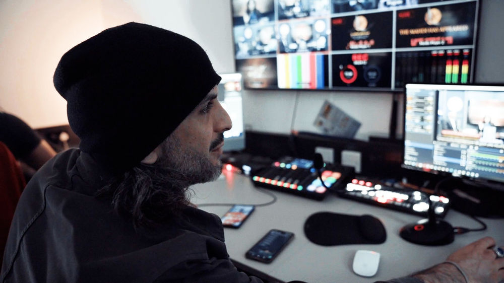 Le directeur d’AROPL Studios surveille les écrans