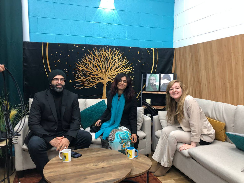 Des membres du studio de l’AROPL sont assis sur le plateau