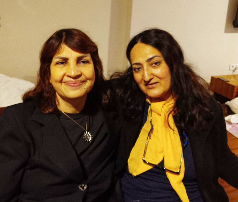 La sœur Marzieh (à gauche) avec la sœur Zahra (à gauche), autre membre iranienne persécutée de l’AROPL se trouvant actuellement en Turquie