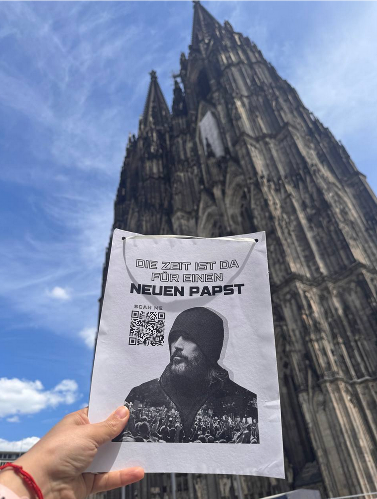 Un tract brandi devant la cathédrale de Cologne