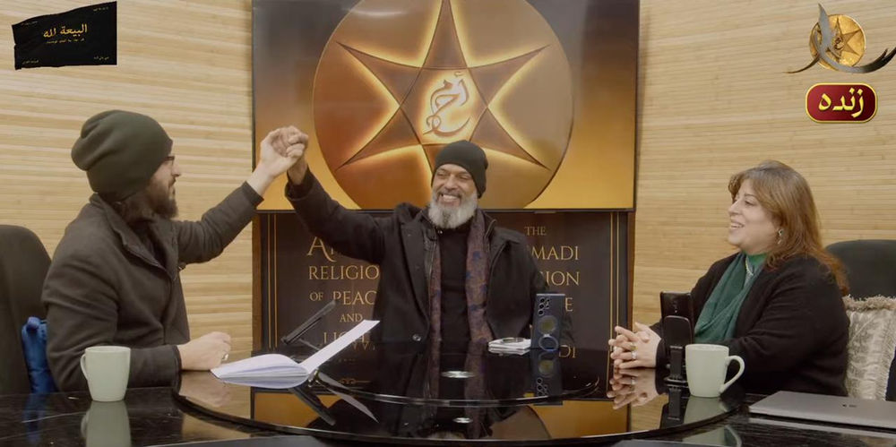Aharon apparaissant sur la chaîne satellitaire The Mahdi Has Appeared avec des coreligionnaires venus d’Iran