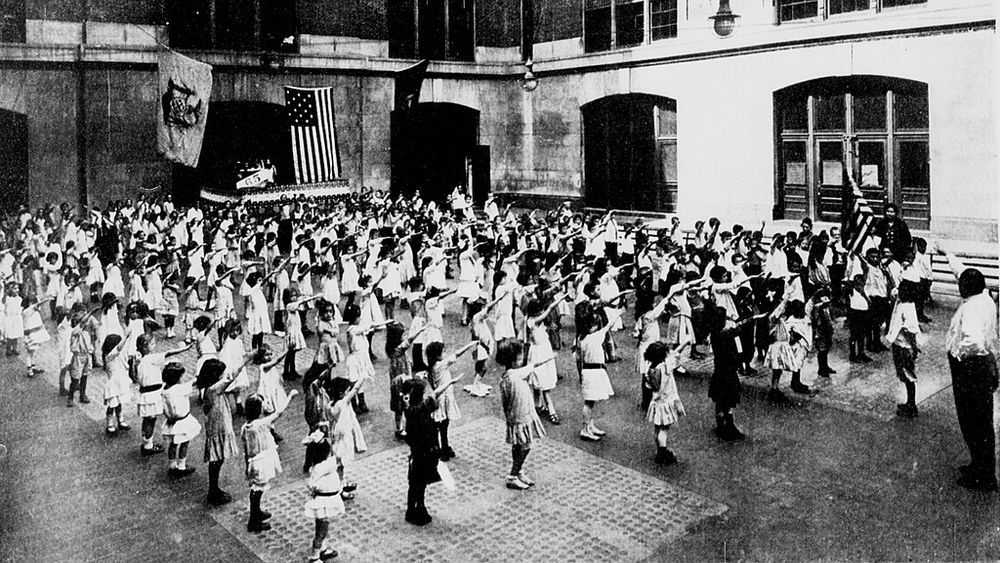 Des écoliers américains exécutent le salut Bellamy en 1915, via Wikimedia Commons