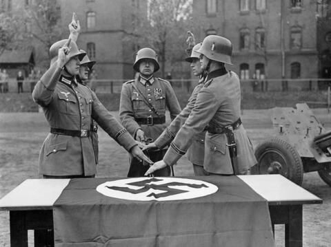 Des nazis saluant le drapeau de Hitler