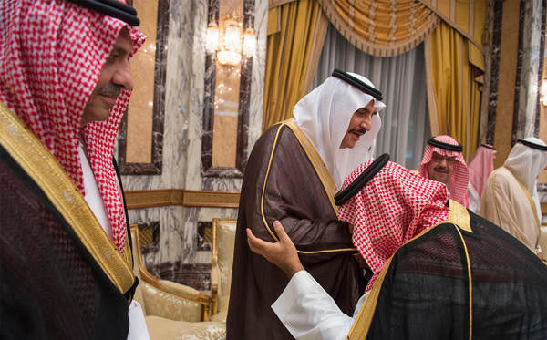 Baiser la bague d’un prince saoudien en signe d’allégeance