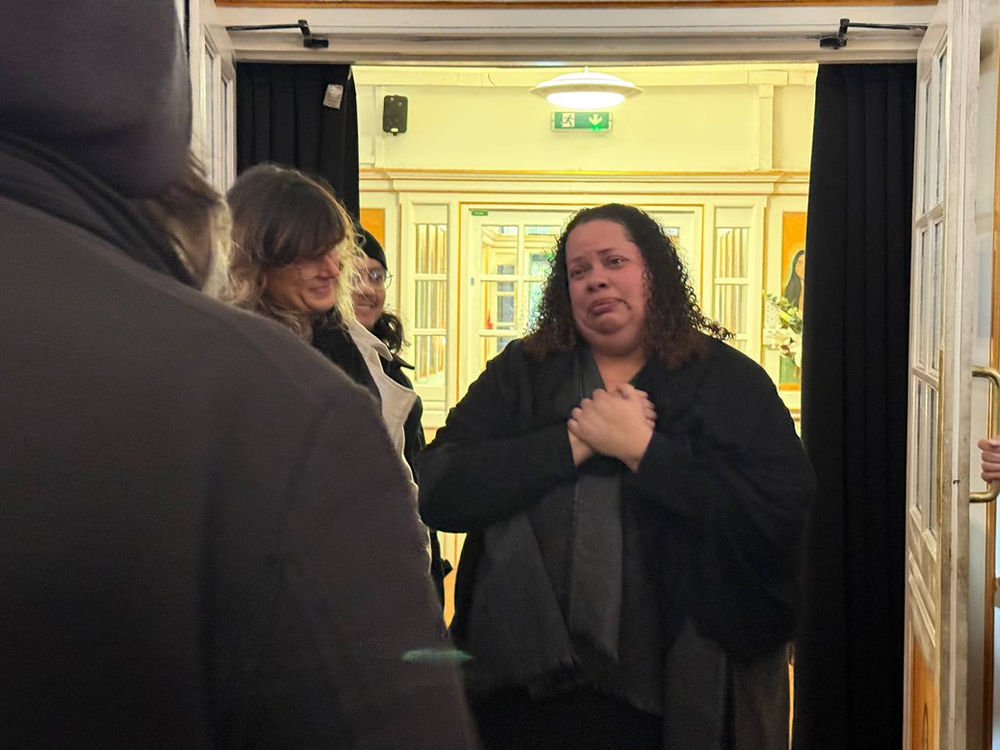 Isabella franchissant les portes de Webb House, à Crewe