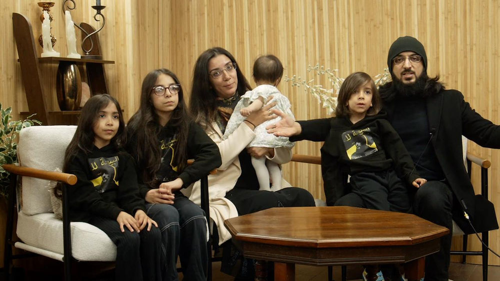 Hamidreza Saghari se présente avec sa famille pour la Mubahala