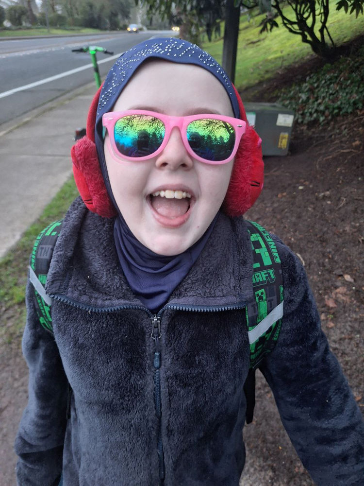 jeune musulmane avec des lunettes de soleil