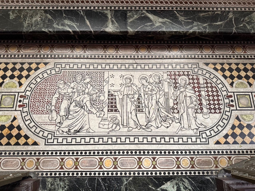 Une mosaïque finement ouvragée à Crewe Hall représentant les premiers chrétiens déposant leurs richesses aux pieds des apôtres. Oh, quelle hypocrisie de la trouver ici, entre tous les lieux.