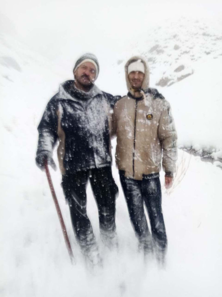 Hamidreza Yousefi (à droite) et Mohammad Hashem Bazrafshan (à gauche) ont fui par les montagnes enneigées d’Iran vers la Turquie.