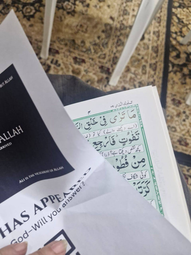 Pakistan — des adeptes de la Religion ahmadie de la paix et de la lumière distribuent des tracts dans les mosquées