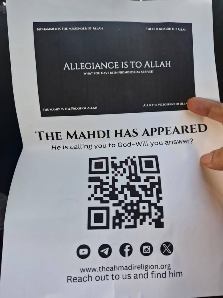 Pakistan — des adeptes de la Religion ahmadie de la paix et de la lumière distribuent des tracts dans les mosquées