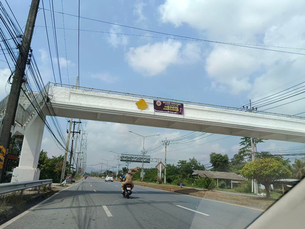 des bannières de l’AROPL suspendues à un pont en Thaïlande