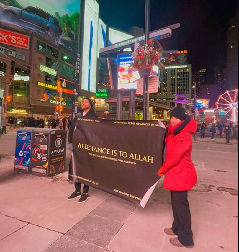 La bannière « L’allégeance est à Allah » occupe le devant de la scène au centre-ville !