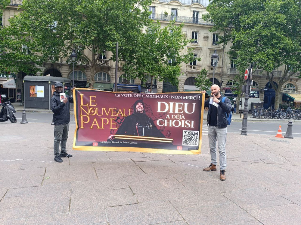 Des croyants brandissent une bannière du nouveau pape Abdullah Hashem