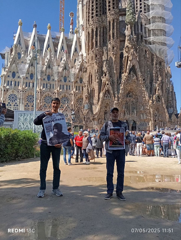 Des croyants brandissent une bannière du nouveau pape Abdullah Hashem