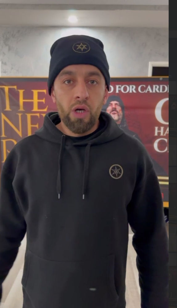 Un croyant devant la bannière du nouveau pape
