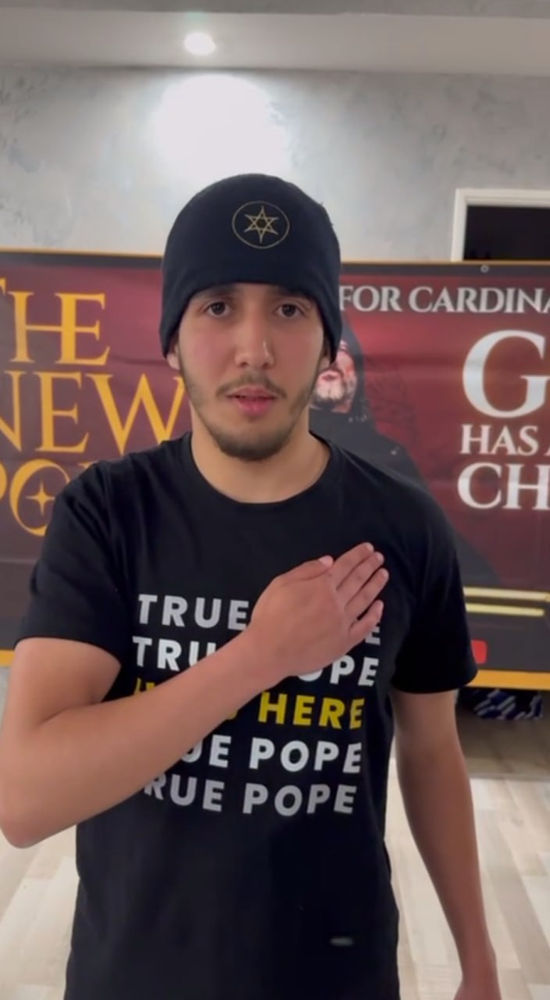 Un croyant de l’AROPL devant la bannière du nouveau pape