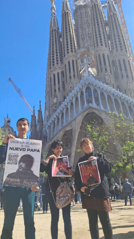 Des croyants brandissent une bannière du nouveau pape Abdullah Hashem