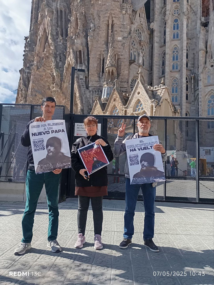 Des croyants brandissent une bannière du nouveau pape Abdullah Hashem