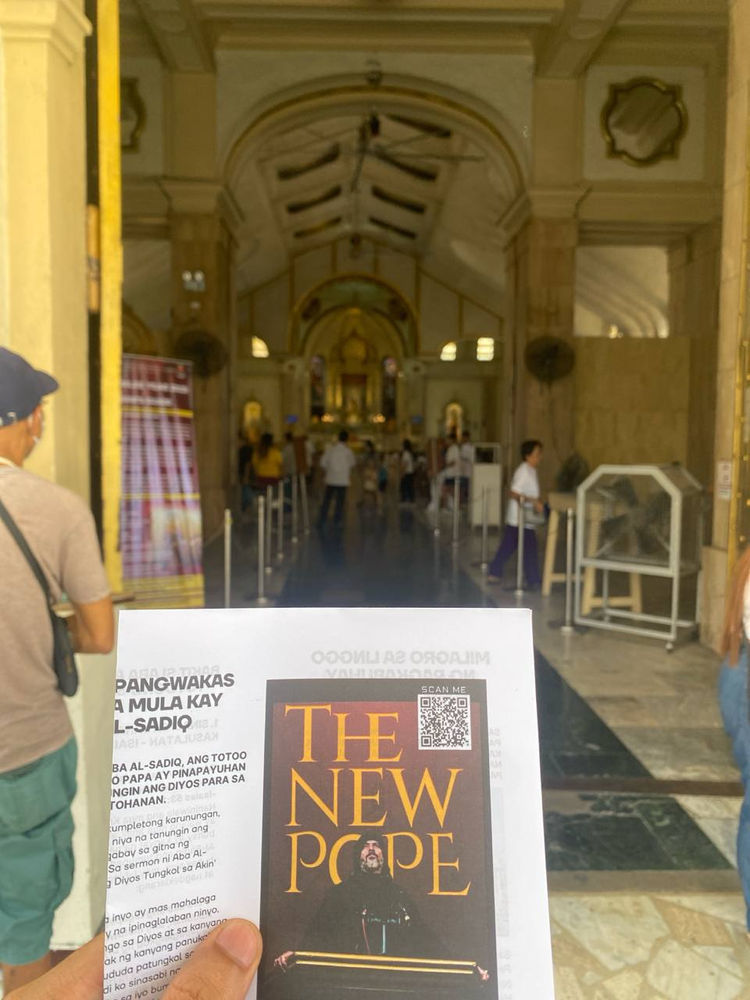 Une affiche du nouveau pape dans l’église