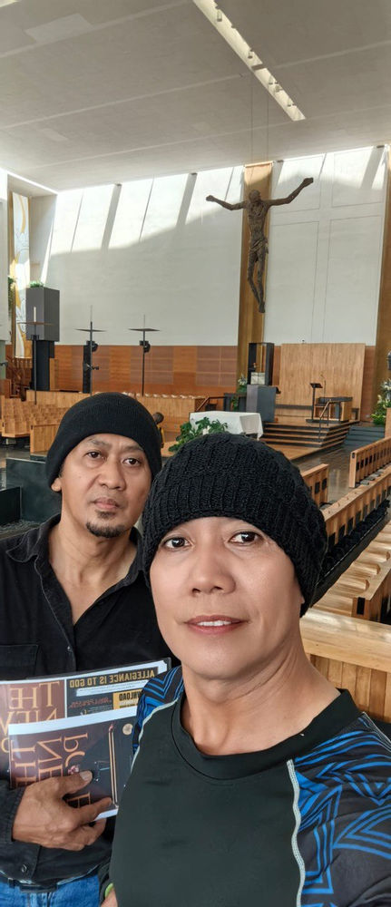 Des croyants distribuent des tracts sur le nouveau pape dans l’église