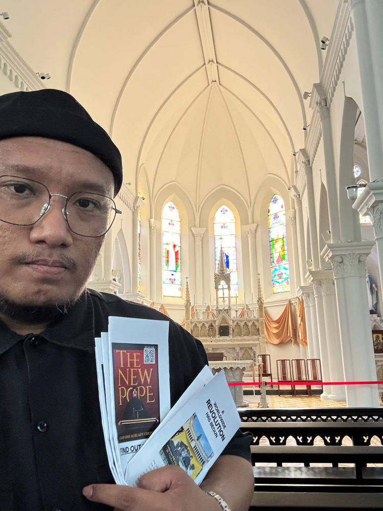 Des croyants distribuent des tracts dans l’église
