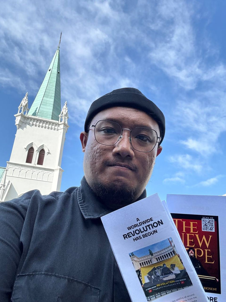 Des croyants brandissent une bannière du nouveau pape Abdullah Hashem
