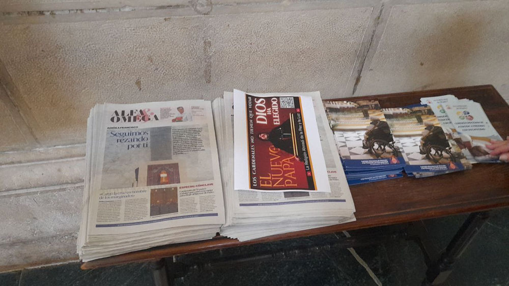 Des affiches du nouveau pape Abdullah Hashem dans une église