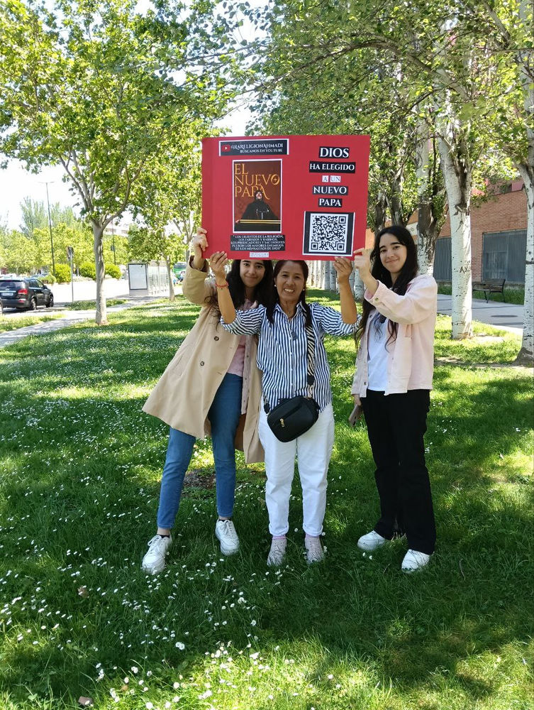 Des croyants brandissent une bannière du nouveau pape Abdullah Hashem