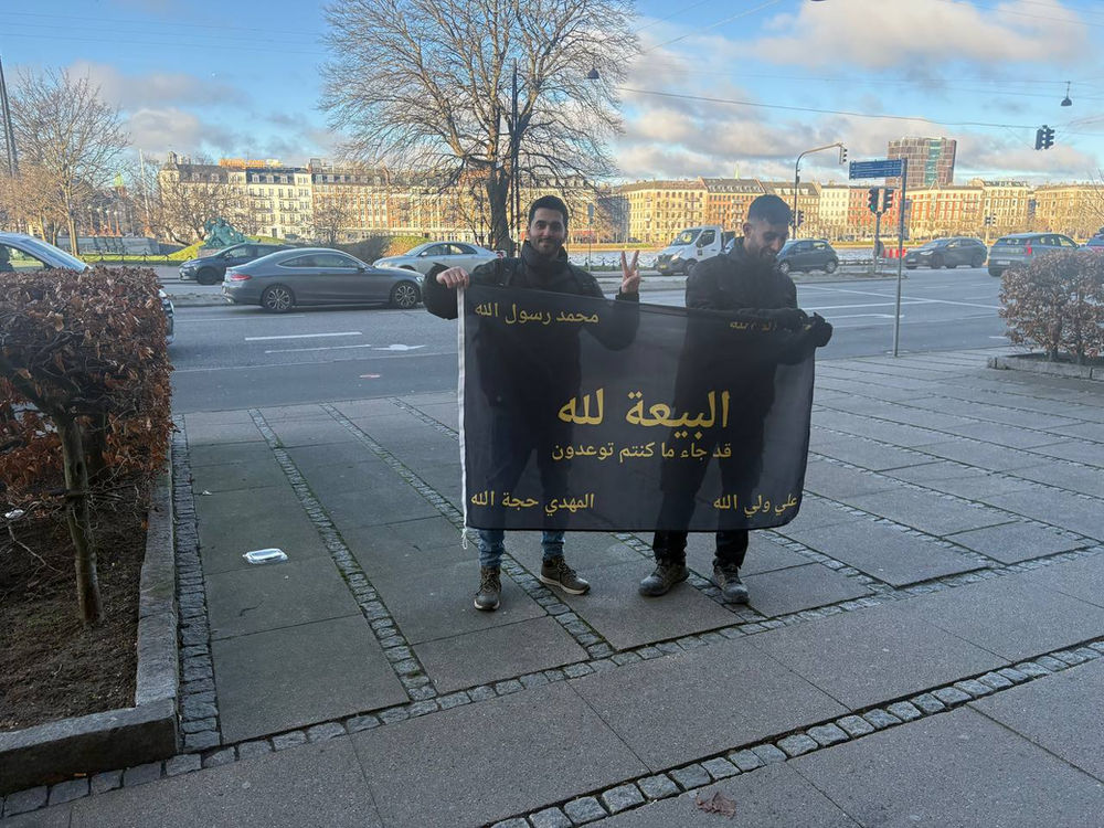 Quatre croyants dévoués défilent dans Copenhague à minuit, levant fièrement la bannière noire « L’allégeance est à Allah » en obéissance à l’appel du Qaim Aba Al-Sadiq.