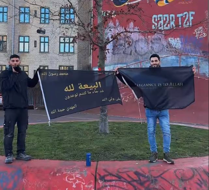 Yosef et Mohamad hissent les bannières en traversant le pont, faisant résonner « Labbayk Ya Aba Sadiq ! »