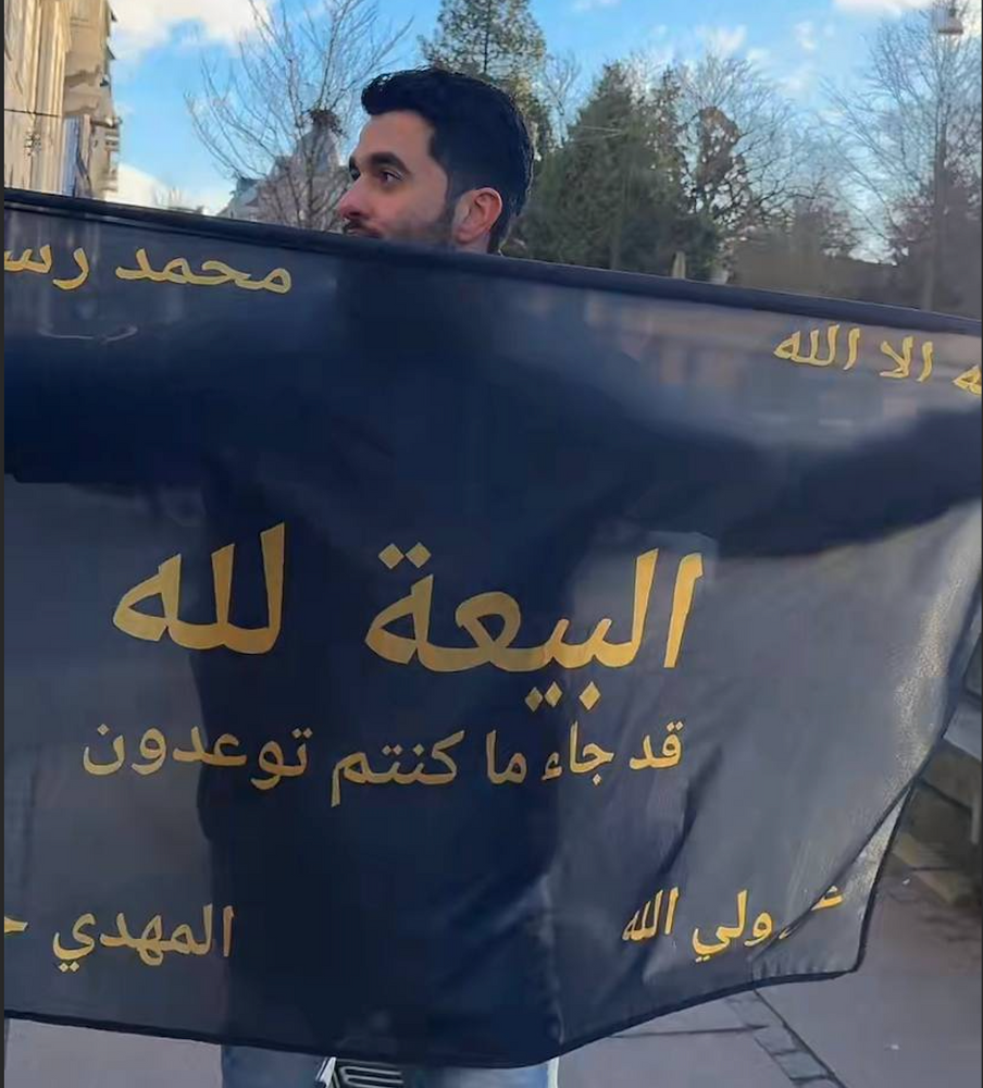 Un groupe restreint mais résolu incarne « L’humanité d’abord », rappelant au monde de jeûner des élections et de ne prêter allégeance qu’à Allah.