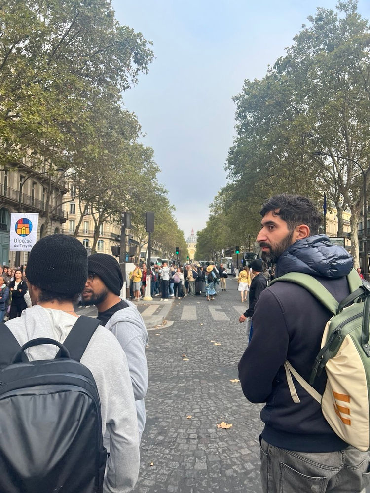 Des croyants lèvent la bannière à Paris pendant la visite du pape