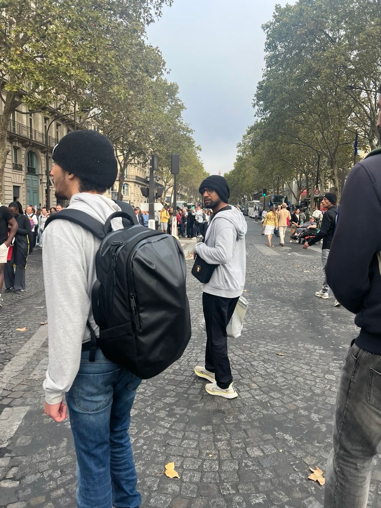 Des croyants lèvent la bannière à Paris pendant la visite du pape