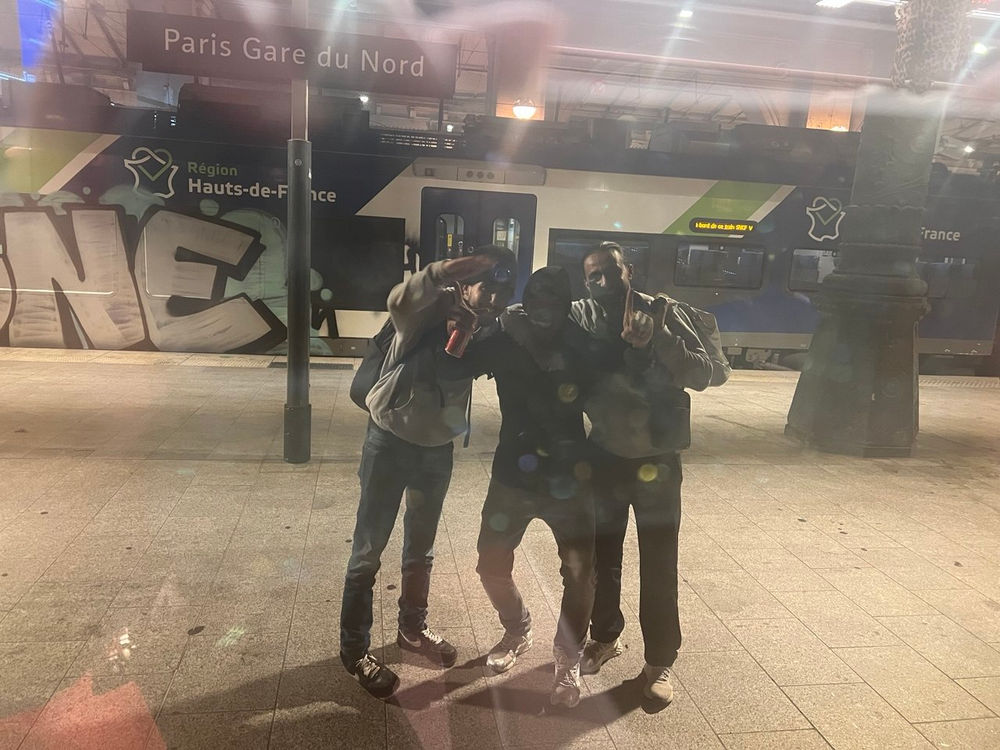 Des croyants lèvent la bannière à Paris pendant la visite du pape