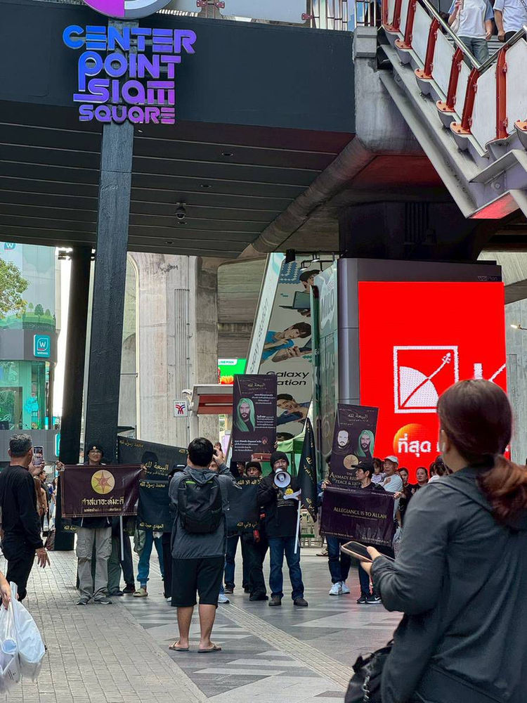 Nullement découragés par la sécurité, les participants distribuent des tracts et vont à la rencontre des badauds curieux près de l’emblématique centre commercial Siam Paragon de Bangkok, répandant le message de justice et de paix divines.