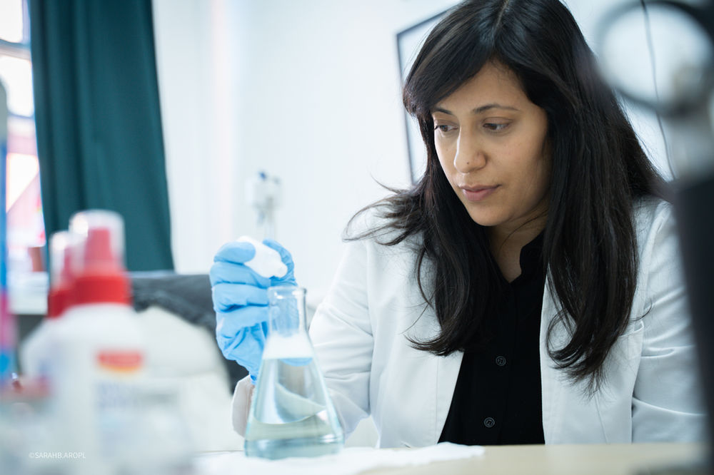 Scientifique croyante en Abdullah Hashem dans son laboratoire