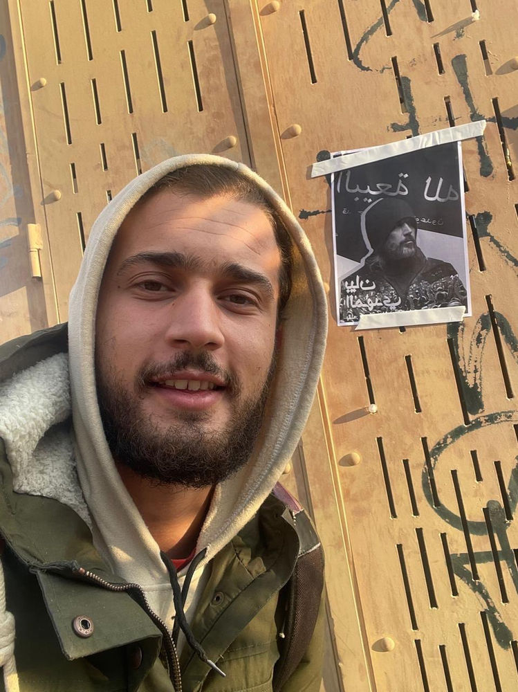 Yahyah à côté d’un tract d’Aba Al-Sadiq