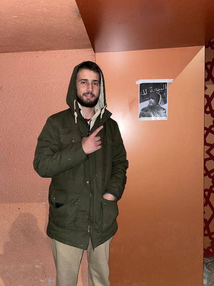 Yahyah Marfouq montrant du doigt un tract de l’AROPL au Maroc