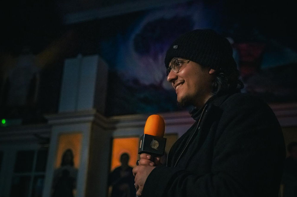 un croyant de l’AROPL tenant un microphone