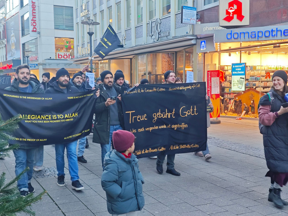 Cherchez « Aba Al Sadiq » sur Google et soyez libres. Des croyants d’horizons divers défilent à Essen, incarnant « L’humanité d’abord » avec sourires et amour.