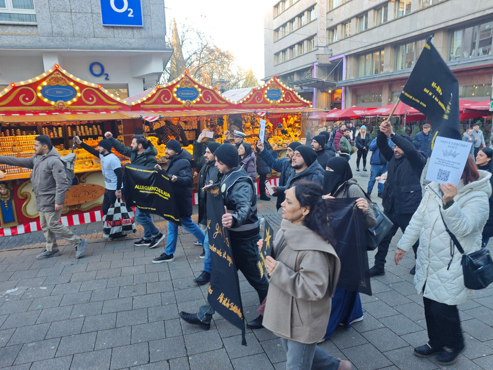 La religion est un homme. Des slogans puissants pour le changement lors de la marche au marché de Noël : « Partager, pas accumuler ! »