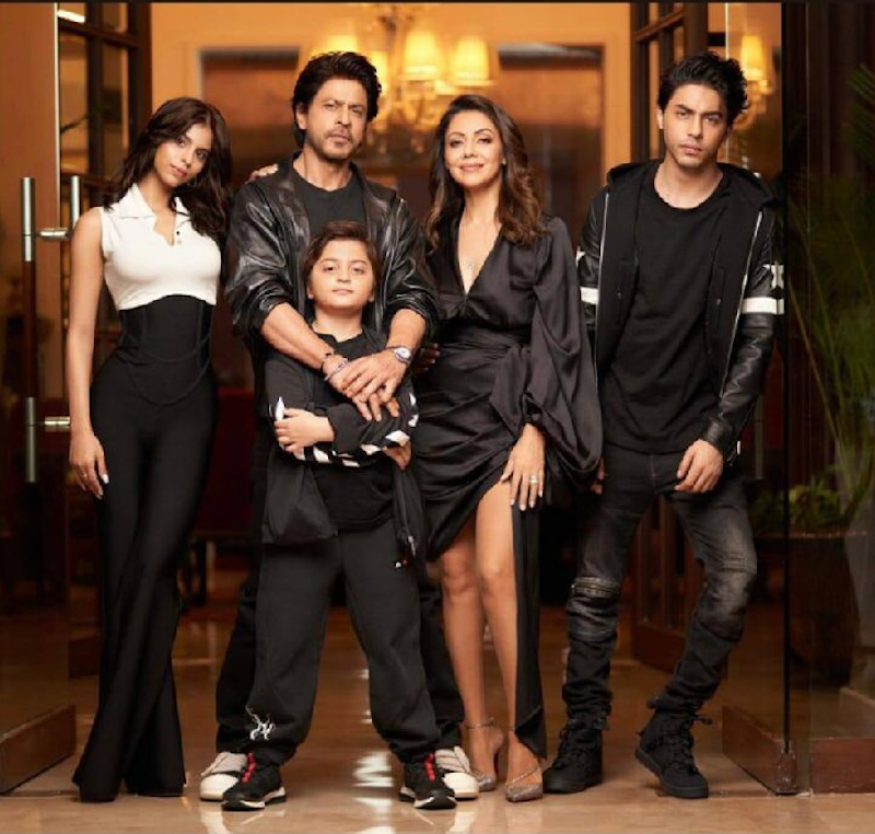 Des bannières flottent devant la façade de Mannat, symbolisant combien la famille interreligieuse de SRK reflète la vision de l’AROPL : unir les religions sous la paix et la lumière de Dieu.